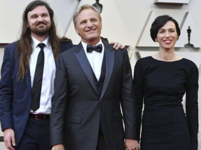 Ariadna Gil Giner is wearing a black dress, Henry Mortensen is wearing a suit, and Viggo Mortenson is in a tuxedo.